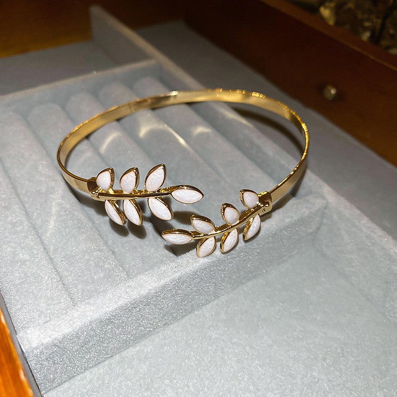 Pulsera Cóncava Irregular Minimalista para Mujer en Aleación de Latón con Acabado Galvánico