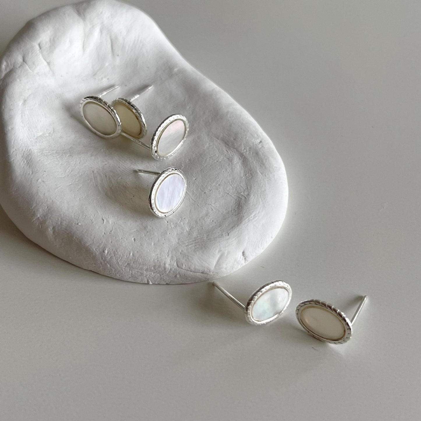Orecchini a perno minimalisti a forma di stella in argento sterling 925 con accento in conchiglia naturale