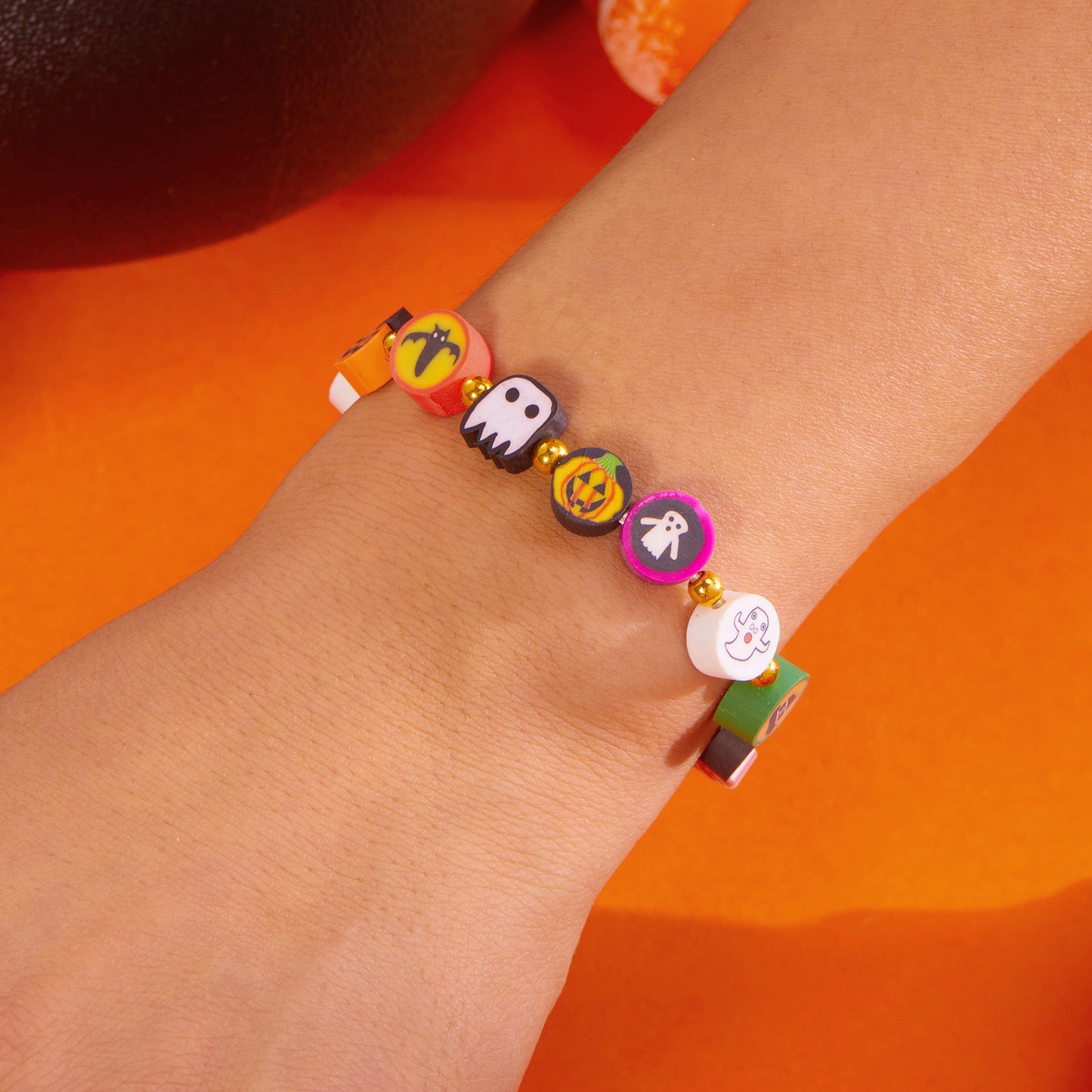 Pulsera Exótica Vintage de Halloween Hecha a Mano de Arcilla Polimérica con Calabaza Fantasma Gato Calavera y Acentos Geométricos
