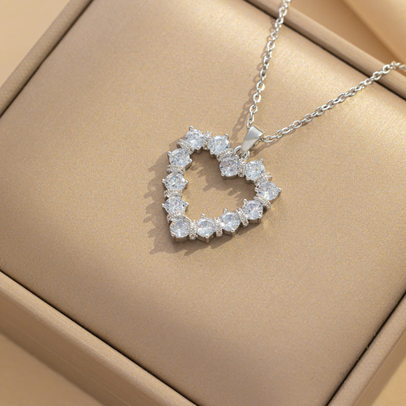 Collana di lusso da donna in acciaio al titanio a forma di cuore con intarsio in strass e catena O lucida