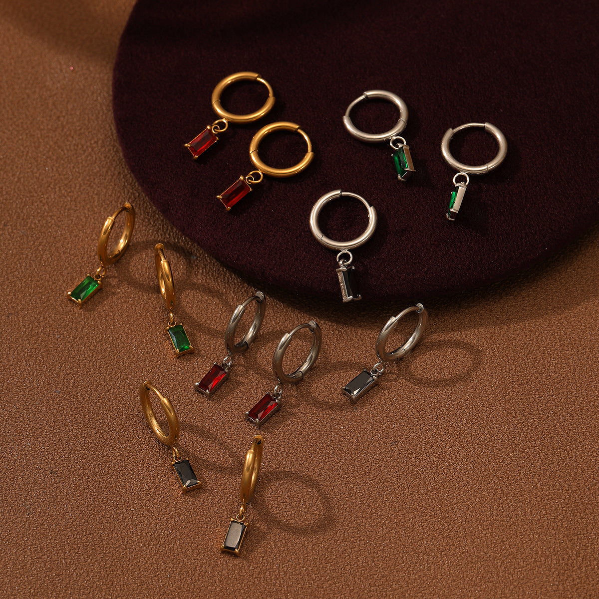 Orecchini minimalisti rettangolari da donna in acciaio al titanio con intarsio in zircone colorato e finitura galvanizzata