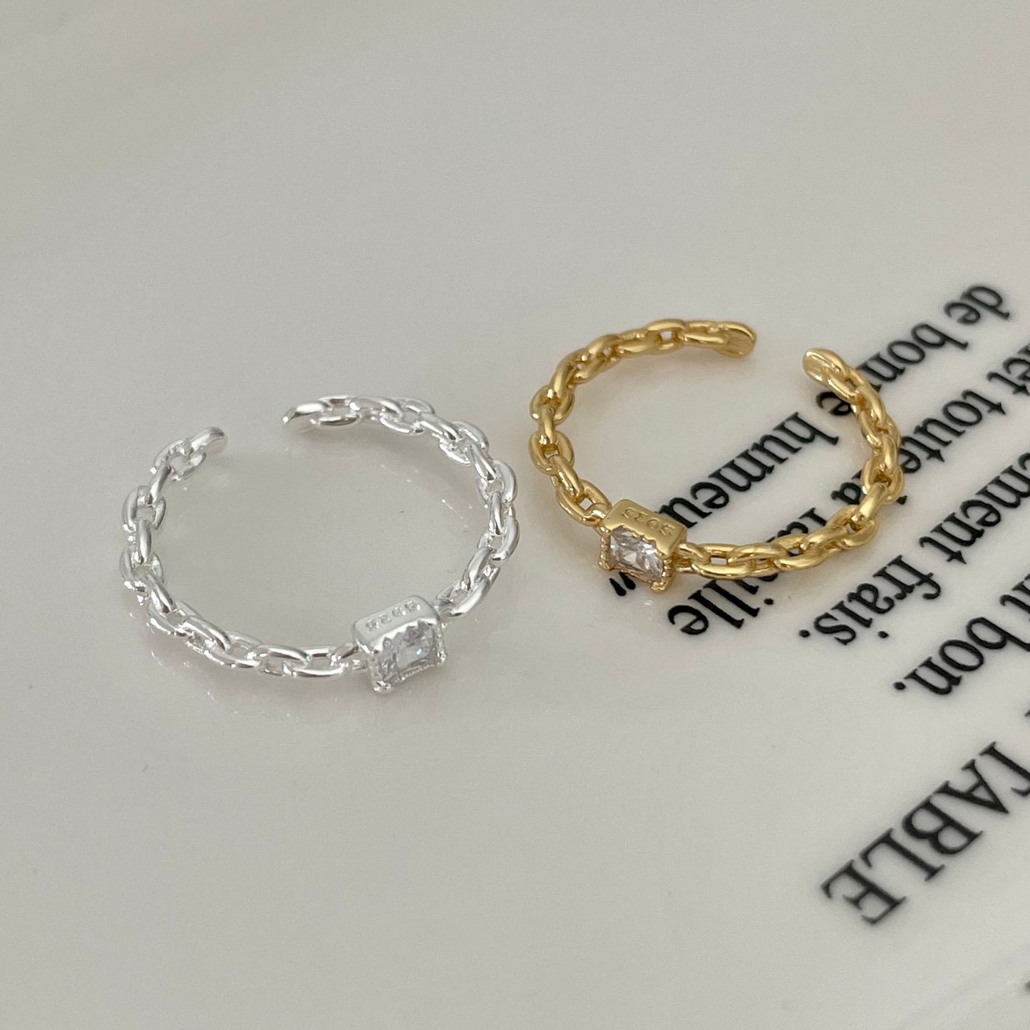 Anello da donna minimalista dolce in argento sterling 925 con zirconi cubici e motivo a catena