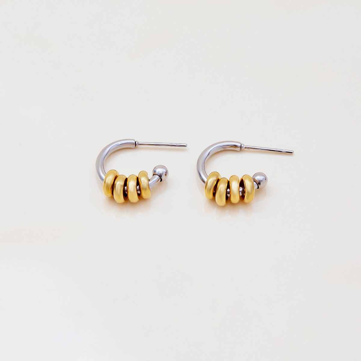 Aretes minimalistas de aro de acero inoxidable geométricos para mujer con acabado chapado, aretes de tuerca de acero de titanio hipoalergénicos