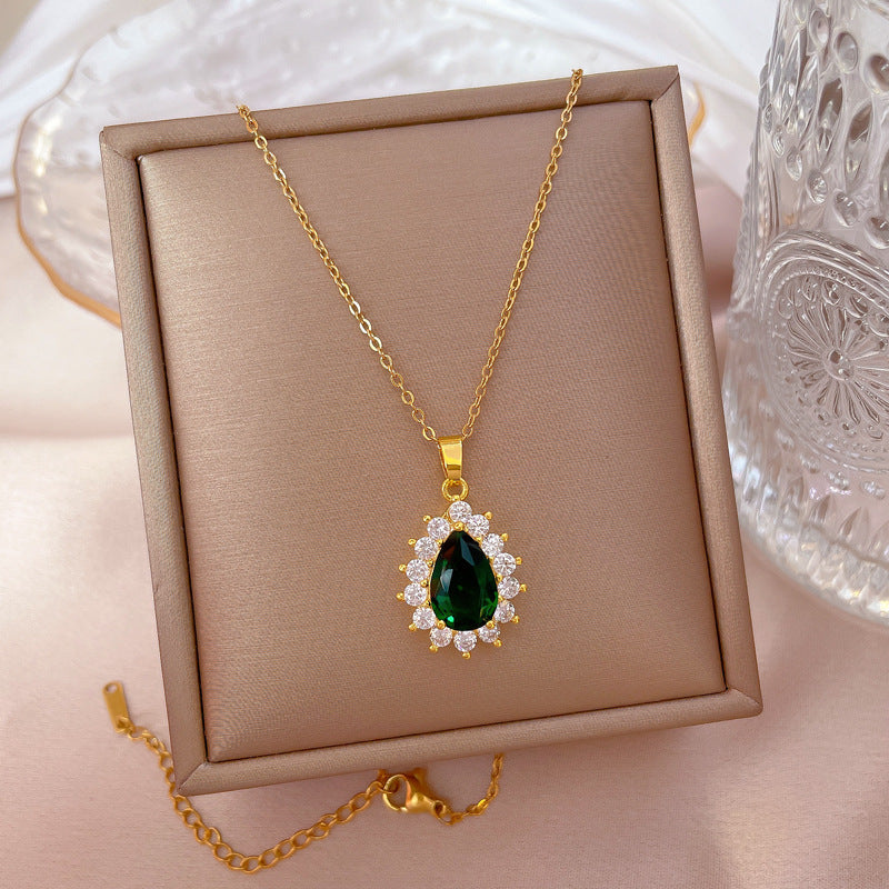 Elegante Collana con Ciondolo Geometrico in Acciaio al Titanio per Donne con Intarsio di Strass e Catena a O Regolabile