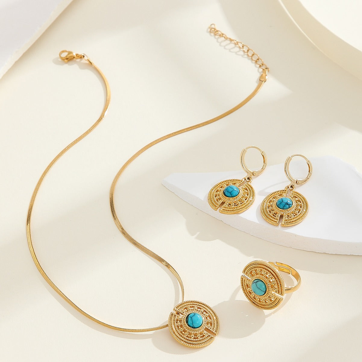 Conjunto de Anillo, Collar y Pendientes de Cobre Geométrico Estilo Royal Vintage con Incrustaciones de Turquesa y Cadena de Placa Retorcida