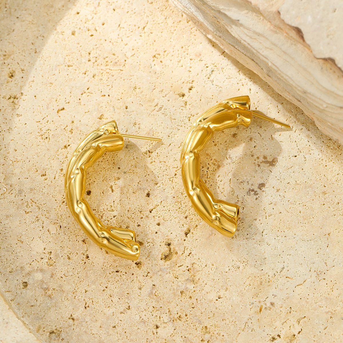 Pendientes de aro minimalistas geométricos de acero inoxidable con forma de arco, superficie texturizada y acabado chapado
