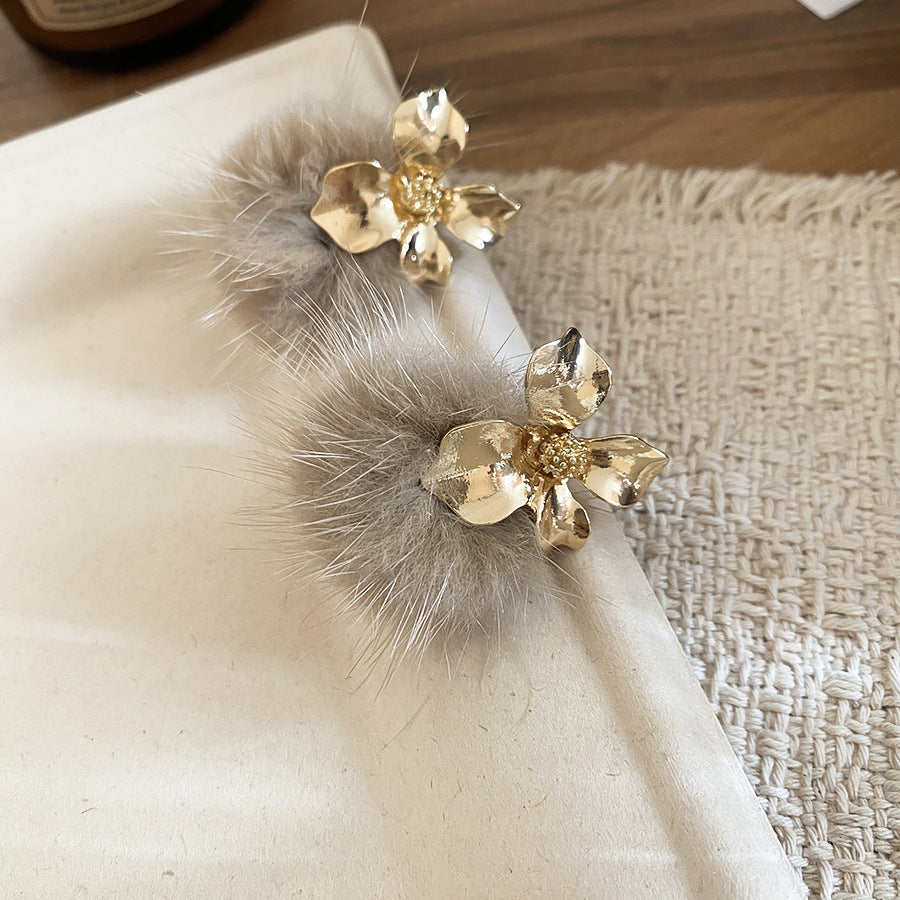 Elegantes pendientes de tuerca de acero chapado con colgante de flor y detalles de pompones suaves para mujer, joyería de lujo minimalista lista para la oficina