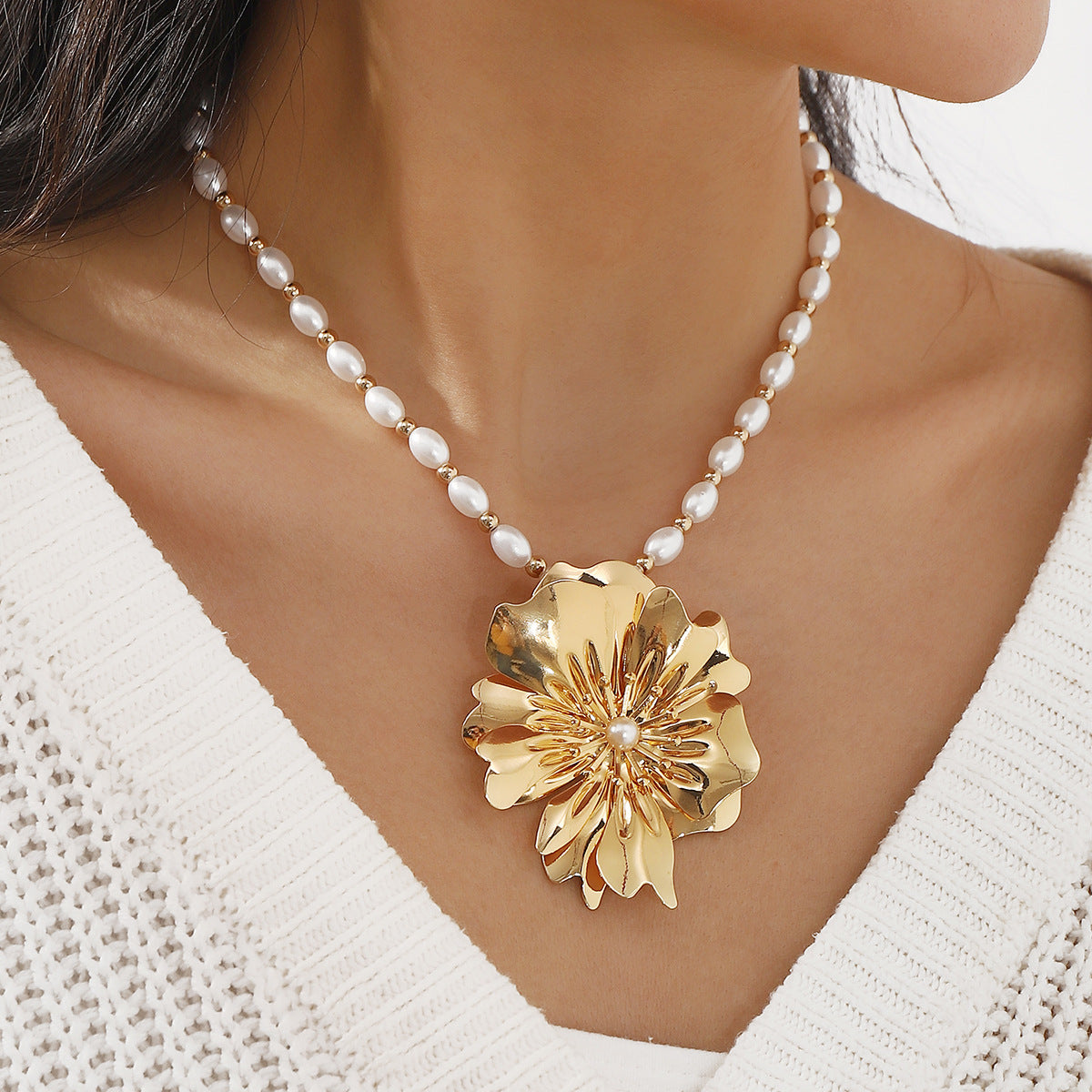 Collana Vintage Floreale con Pendente in Lega e Perle su Delicata Catenina a Medaglione