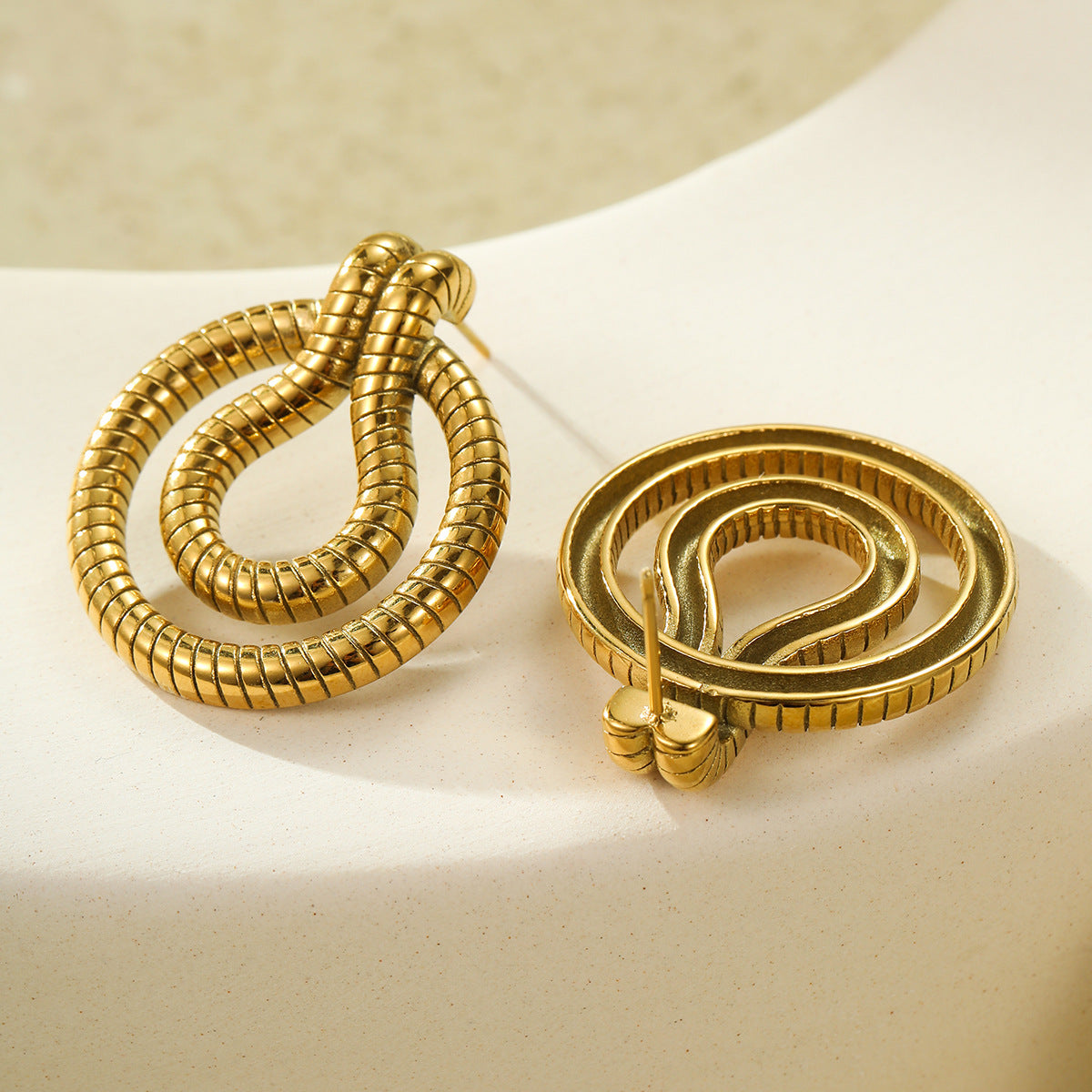 Orecchini a Perno da Donna Vintage in Acciaio Inossidabile con Fascia Intrecciata e Placcatura Sottovuoto in Oro 18K