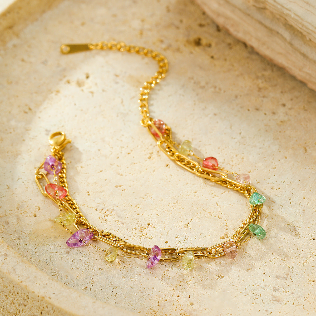 Conjunto de pulseras apilables minimalistas de tres capas de acero de titanio con chapado en oro de 18 quilates y detalles de piedras naturales coloridas para mujer