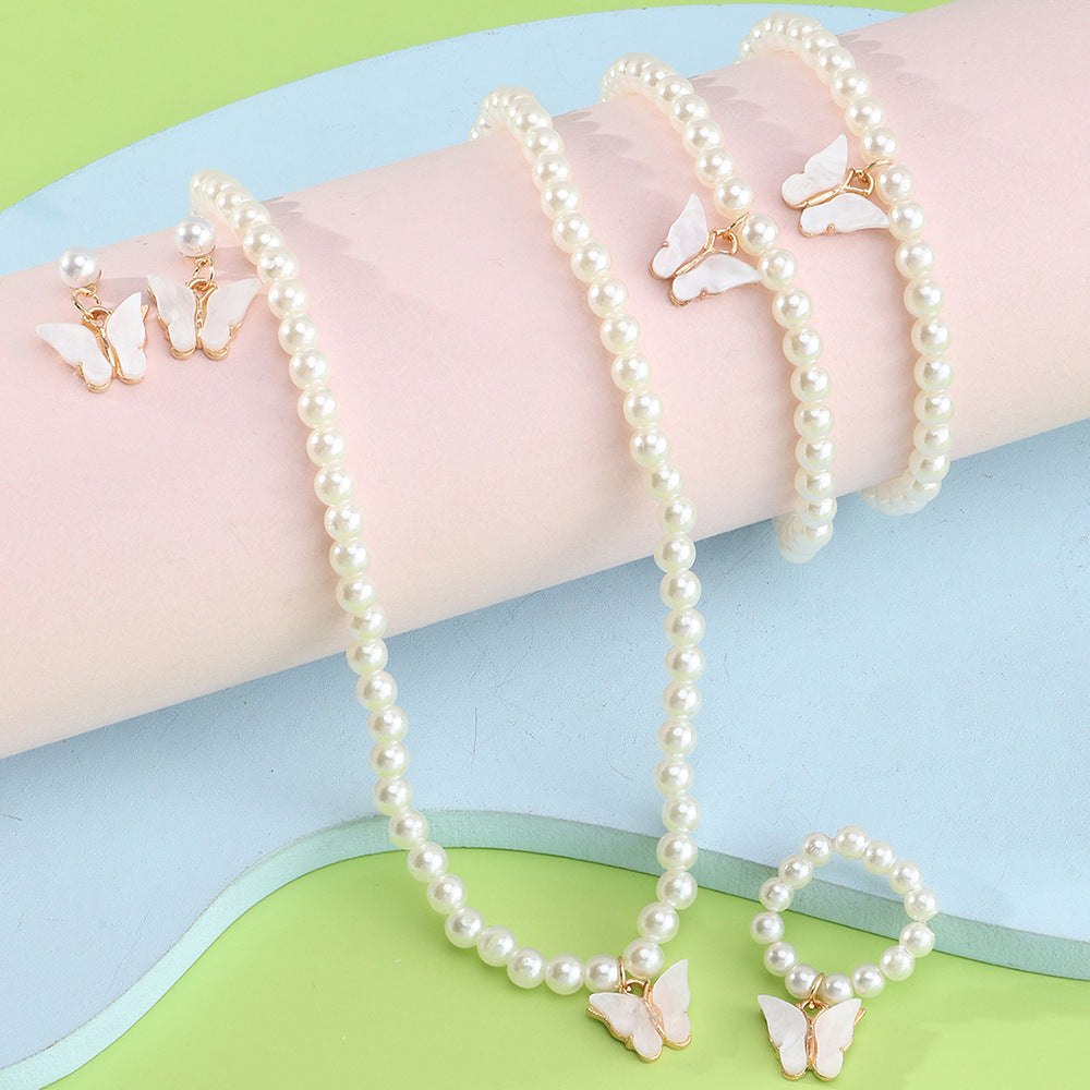 Set di collana minimalista con perle a farfalla per bambini con orecchini, bracciale e anello con catena di perline tonde