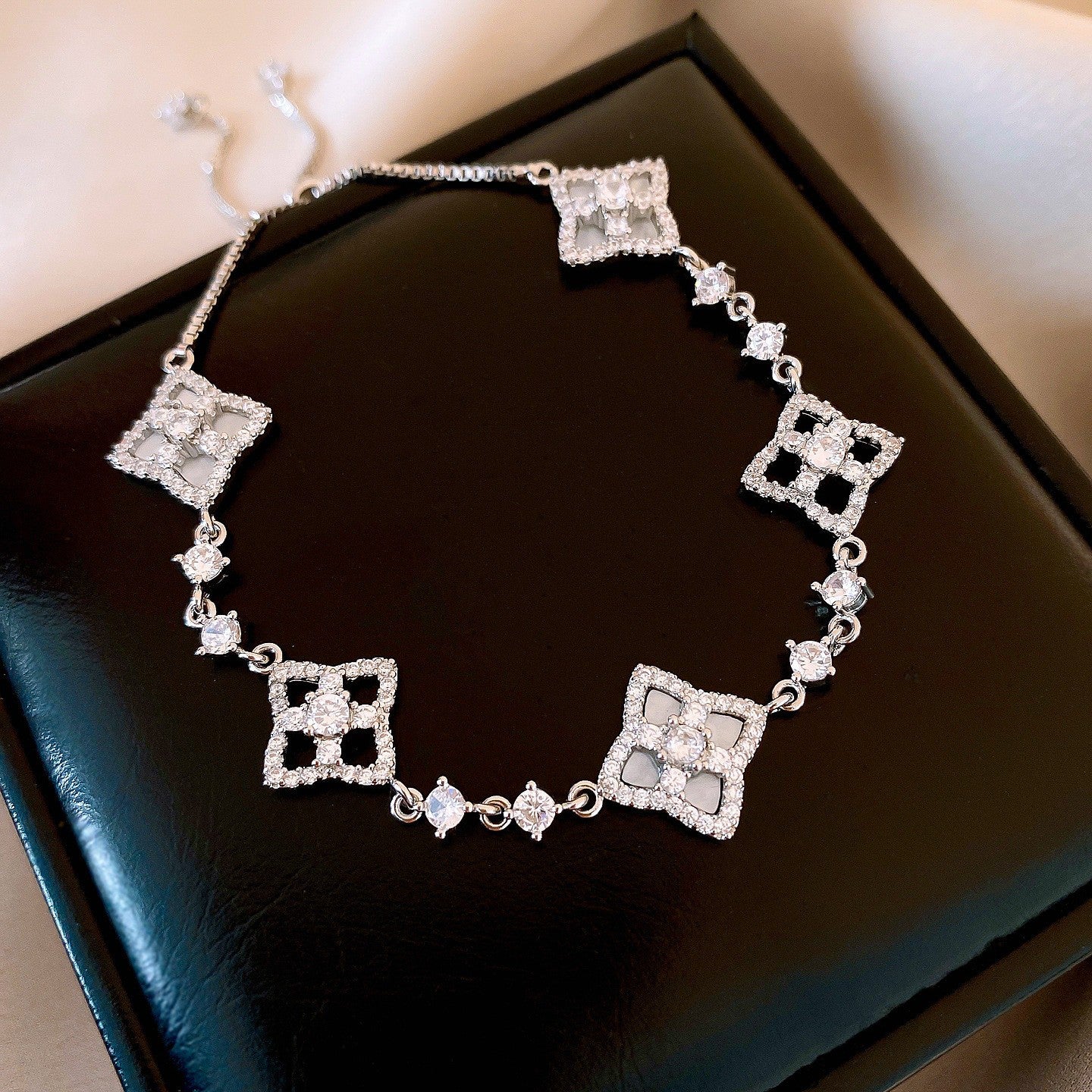 Elegante bracciale da donna con fiore geometrico e accenti in zircone, in rame placcato, stile trendy da ufficio, gioiello versatile e lussuoso per la mano