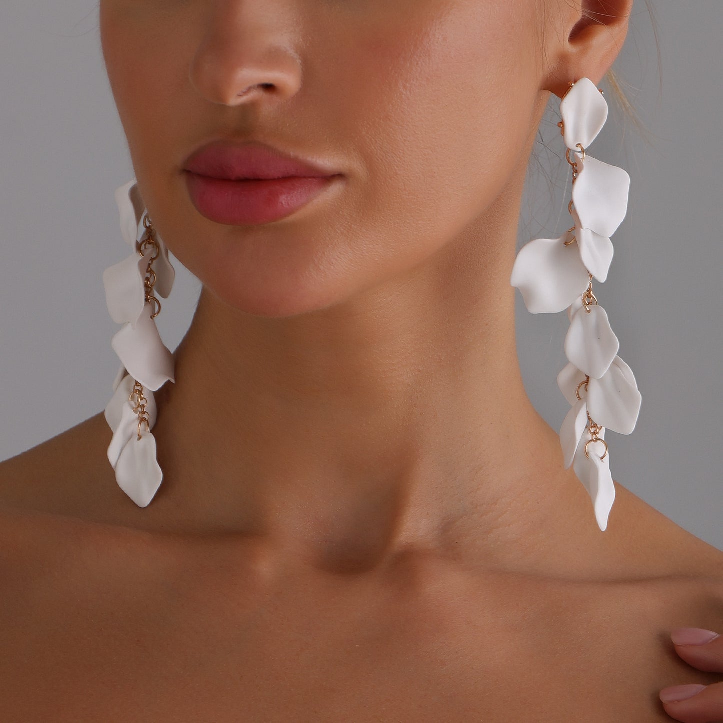 Elegant Floral-Petal Shaped Zinc Alloy Stud Earrings with Plated Finish for Women Vintage and Artistic Style