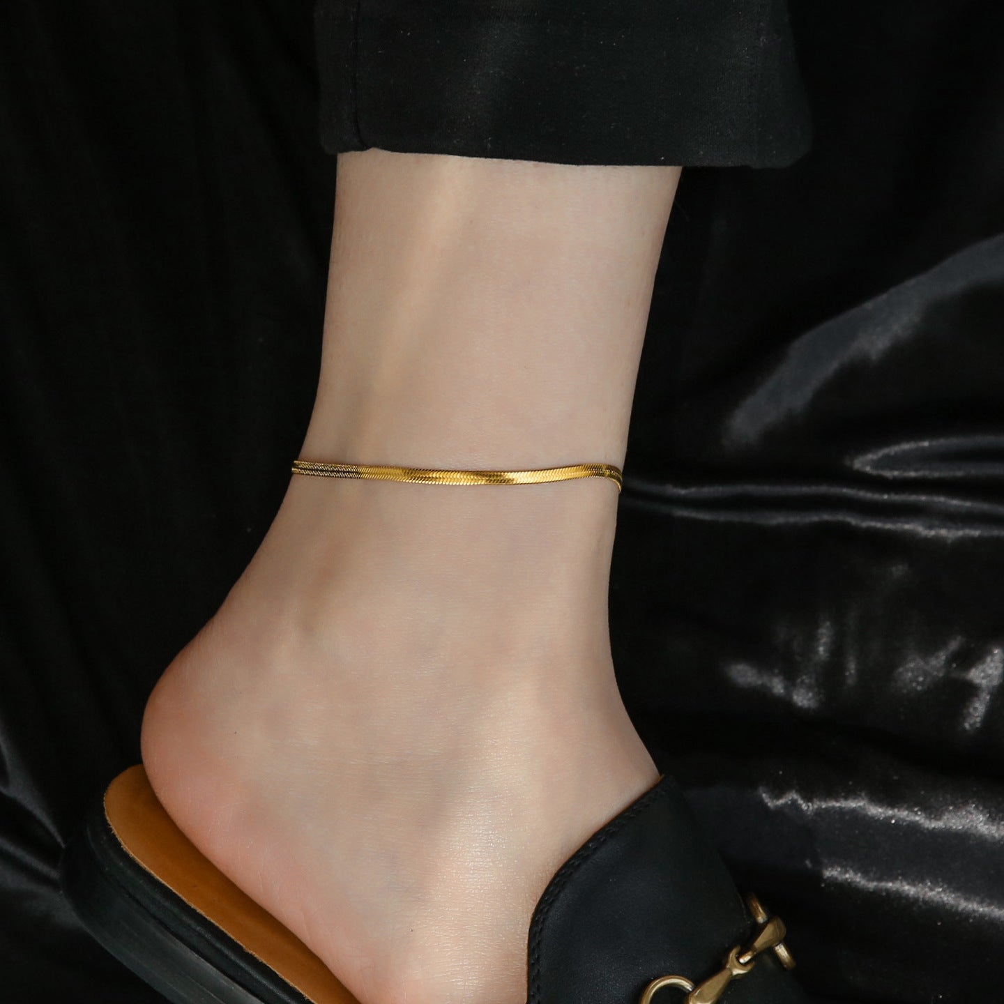 Cavigliera Minimalista in Acciaio al Titanio Argentato con Ciondolo a Cuore e Maglia a Serpente per Donna