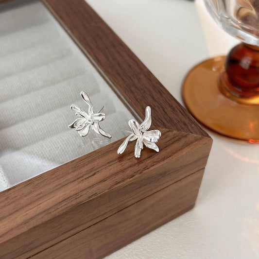 Orecchini a perno floreali minimalisti in argento per donna, in argento sterling 925 con design a petalo, gioielli eleganti e versatili per tutti i giorni