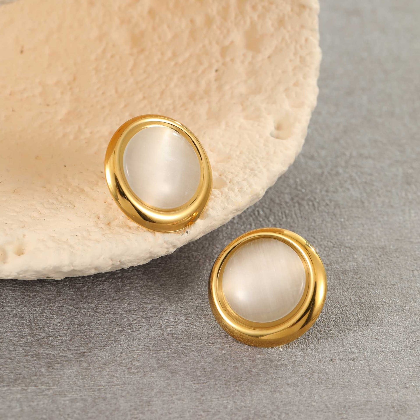 Pendientes de acero de titanio con forma de corazón de moda con incrustaciones de ojo de gato y acabado galvanizado para mujer