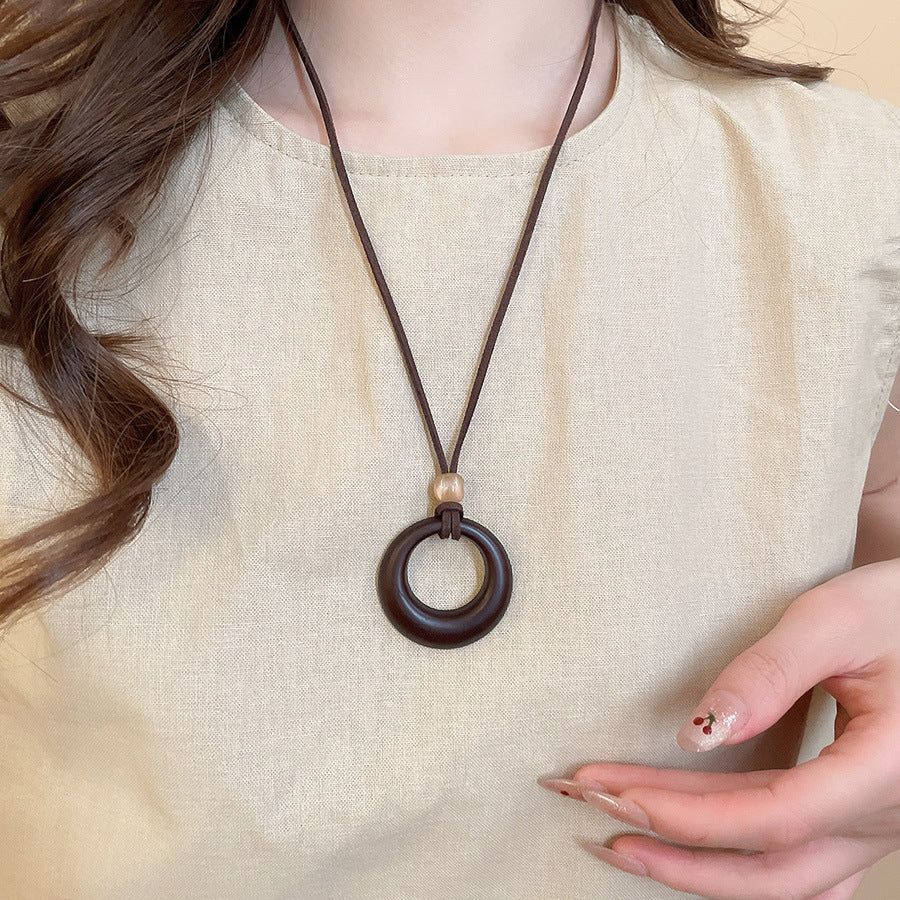 Collana con ciondolo geometrico in acrilico stile retrò da donna con charm in lega, fatta a mano, catena a strati alla moda minimalista