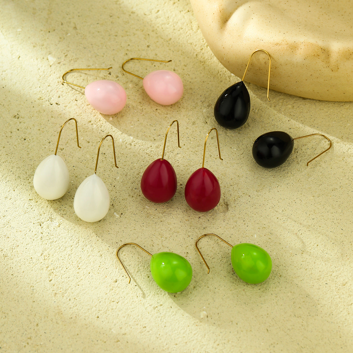 Pendientes colgantes de acero de titanio minimalistas de moda para mujer con revestimiento de esmalte y acabado chapado