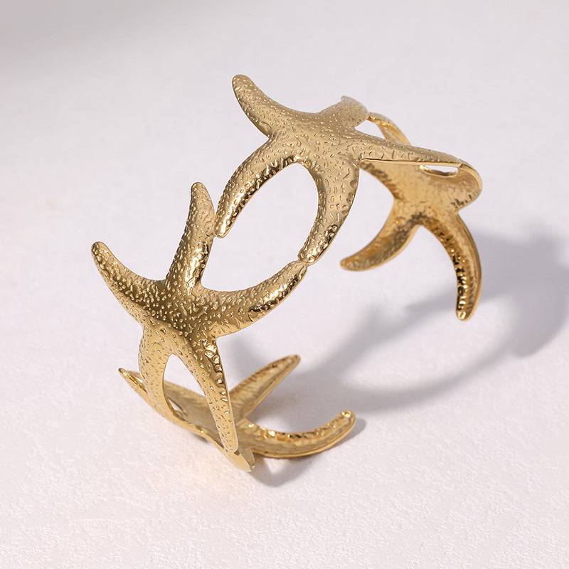 Bracciale a cerchio aperto minimalista con stella marina da donna in acciaio inossidabile placcato oro, elegante gioiello in titanio e acciaio
