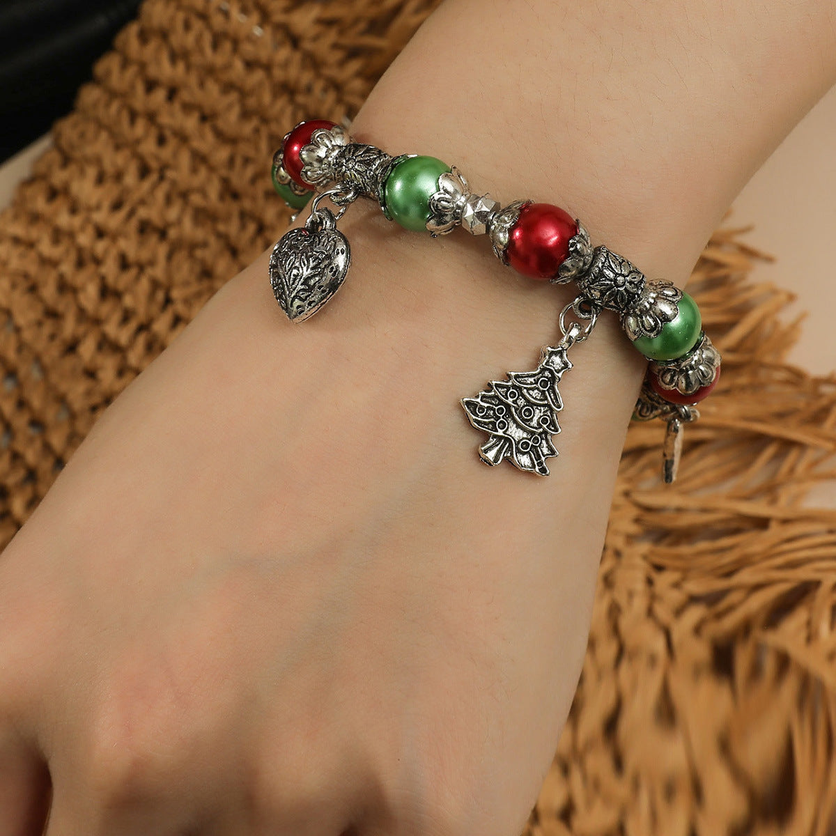 Braccialetto INS con ciondoli a forma di albero di Natale, pupazzo di neve e cuore per donna, con perline in lega e design festivo