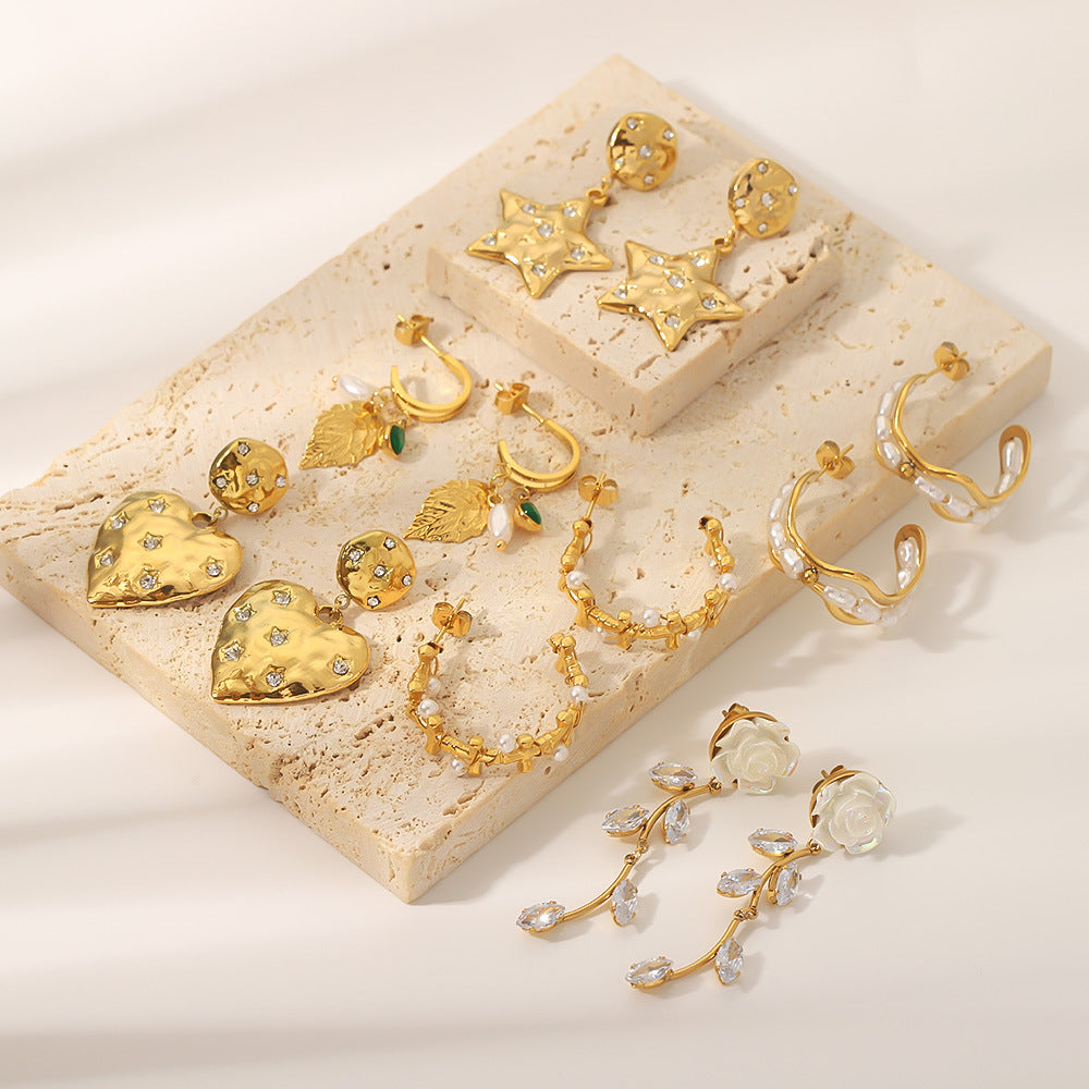 Orecchini Pendenti Minimalisti a Forma di Cuore, Stella, Foglia o Geometrica in Acciaio Inox con Placcatura in Oro 18K e Intarsi di Zirconi