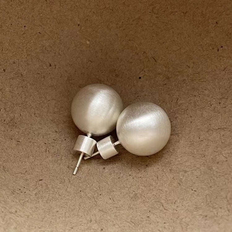Pendientes de bola minimalistas geométricos mate chapados en plata de ley esmerilada para mujer con una estética lujosa y sofisticada