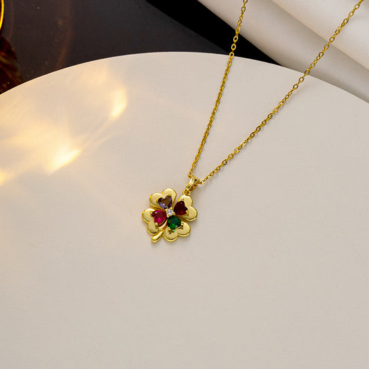 Collar minimalista con colgante de corazón de acero de titanio con circonitas micropavé y chapado en oro para mujer