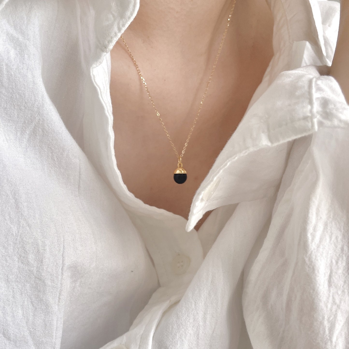 Collana minimalista con catena a maglie sferiche geometriche in argento sterling 925 con perla in agata nera