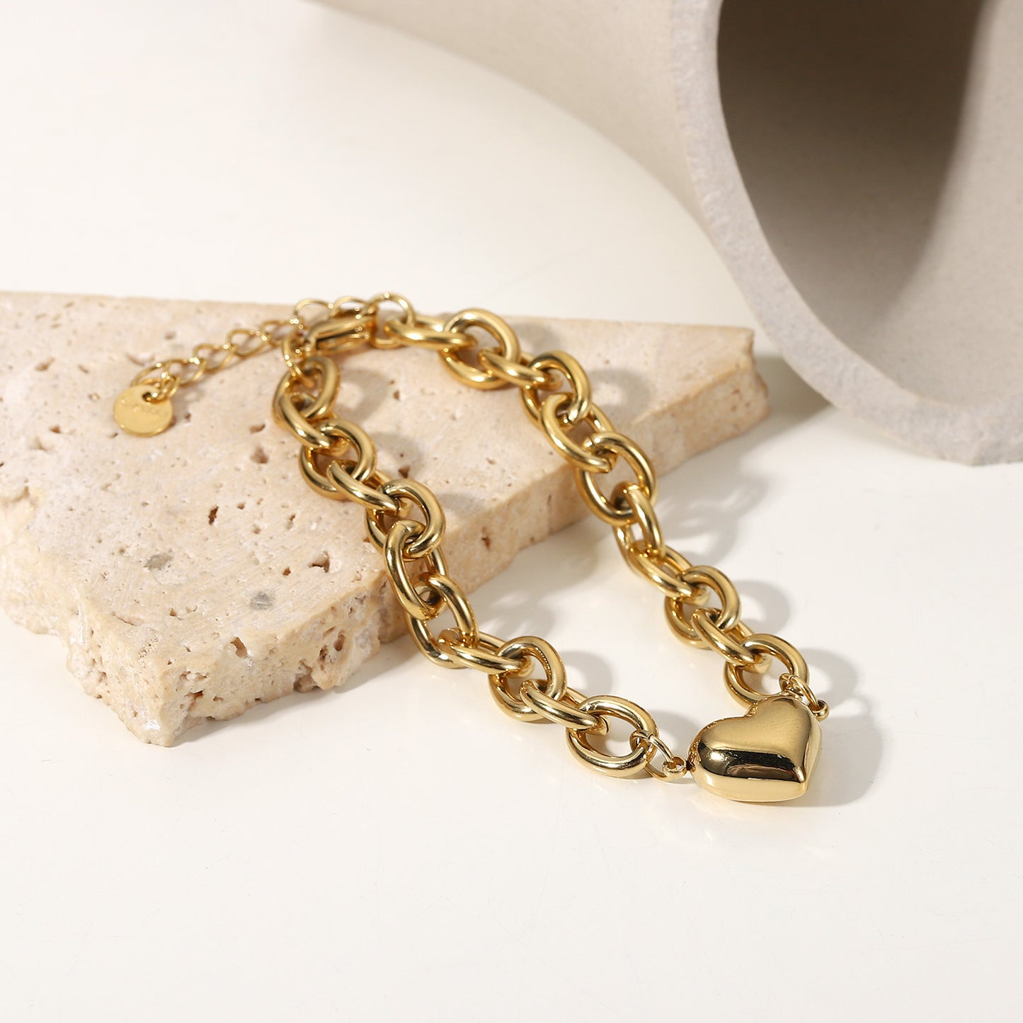 Bracciale da donna in acciaio al titanio a forma di cuore d'ispirazione vintage con catena a maglie a O placcata in oro 14 carati