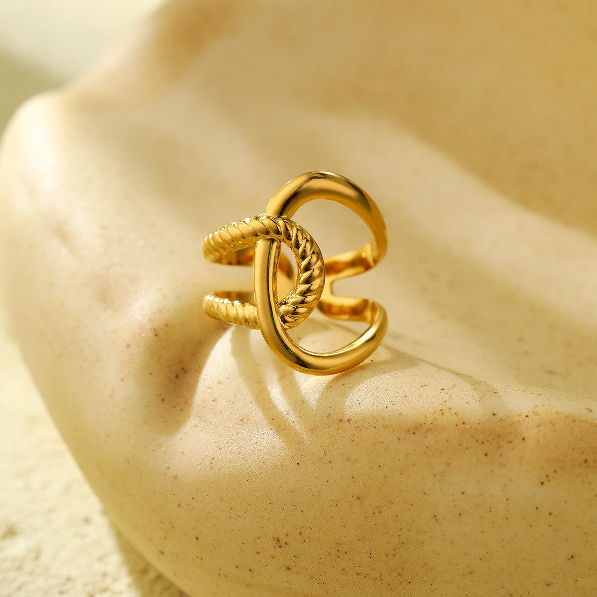 Anillo de acero de titanio geométrico minimalista con chapado en oro de 18 quilates, ligero y lujoso, de banda abierta ajustable para mujer