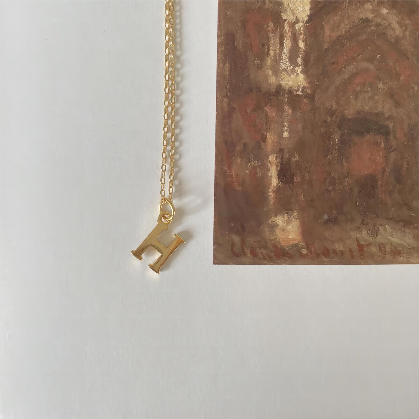 Collana con Lettera Geometrica Minimalista in Argento Sterling 925 con Placcatura Oro e Accenti Arcobaleno su Catena Snake