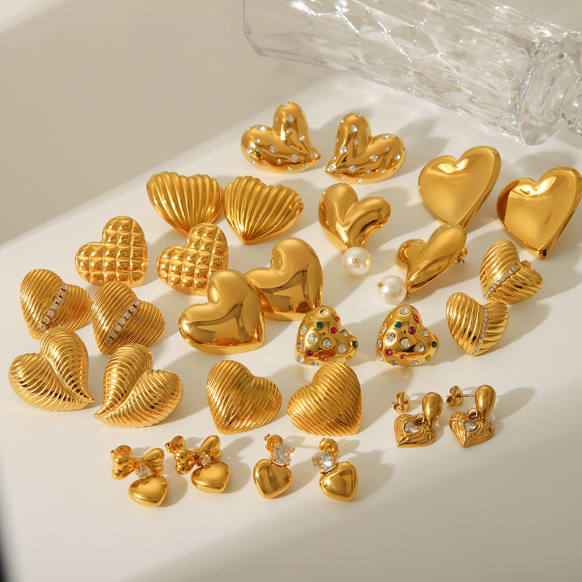 Orecchini a perno minimalisti a forma di cuore in acciaio al titanio con placcatura in oro 18 carati da donna