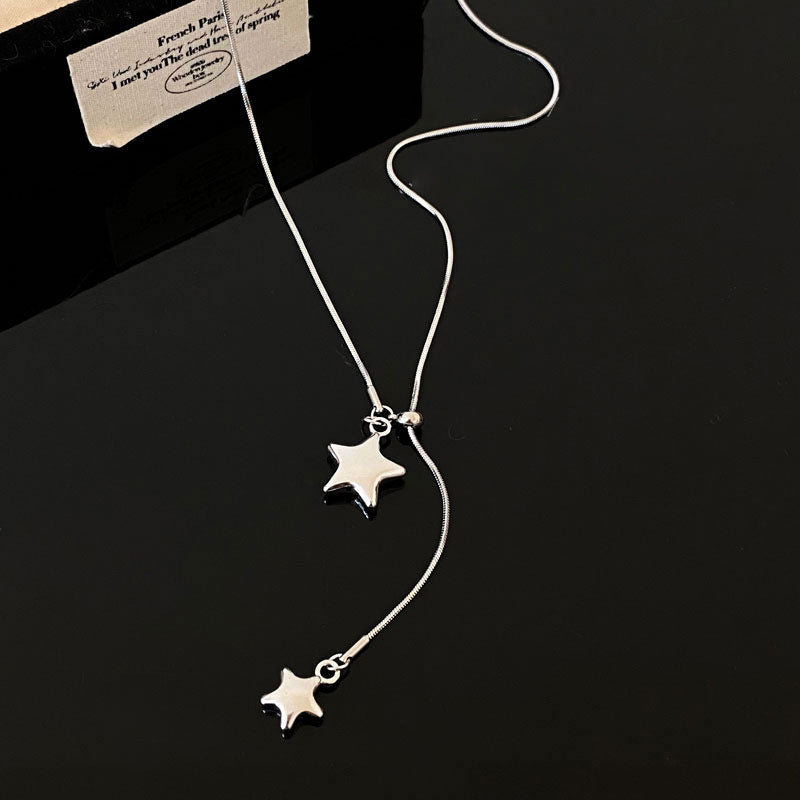 Collana con ciondolo a stella asimmetrica minimalista in rame placcato per donna, catena leggera per maglione con estetica di lusso