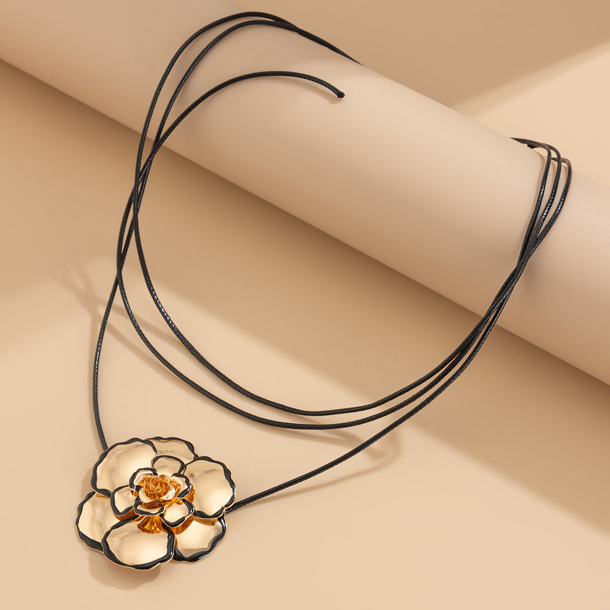 Collana girocollo vintage in metallo floreale con design a petali smaltati e nastro in velluto