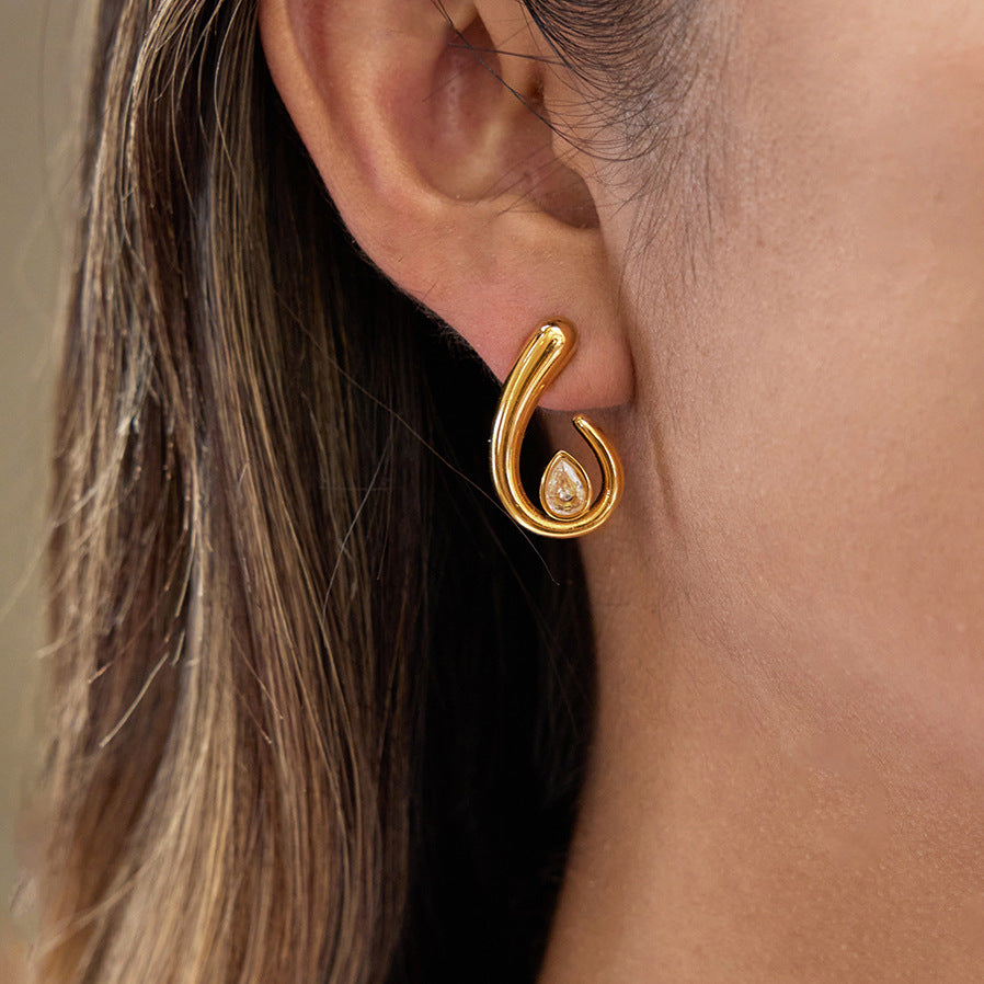 Orecchini a perno da donna di lusso con triangolo geometrico in acciaio inossidabile placcato oro 18 carati e zirconi