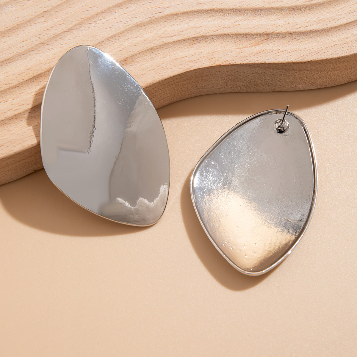 Orecchini da donna geometrici minimalisti in lega con finitura opaca e costruzione in metallo galvanizzato