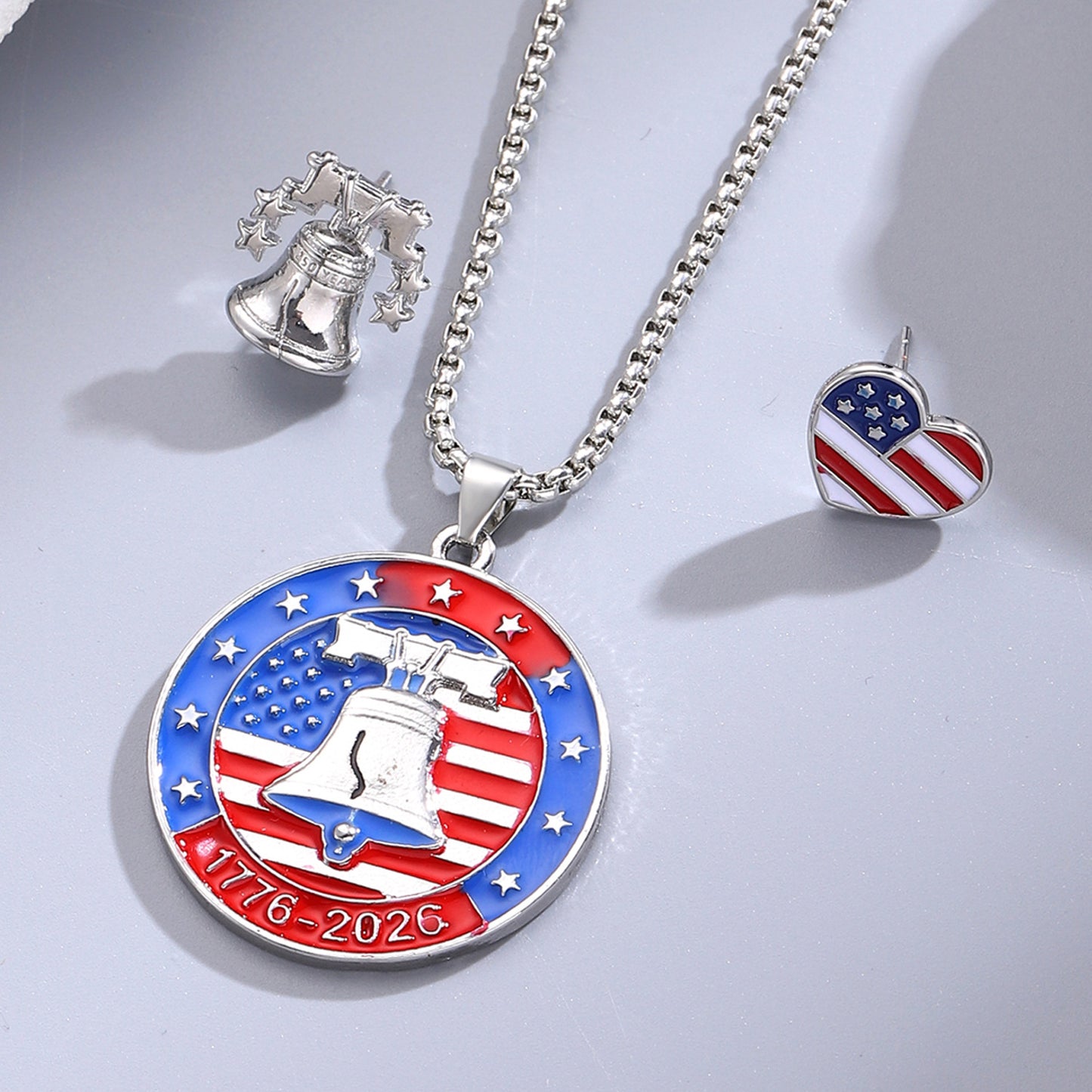 Juego de collar con colgante de la Campana de la Libertad del Día de la Independencia y pendientes de corazón asimétricos, joyería chapada en aleación de zinc esmaltada al aceite para unisex