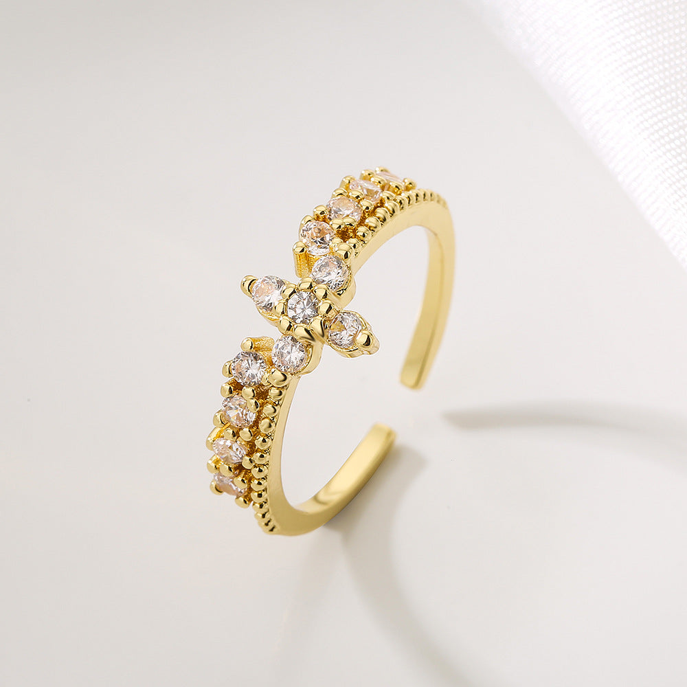 Anello Aperto Geometrico Minimalista da Donna Realizzato in Ottone con Placcatura in Oro 18K e Intarsio in Zirconi