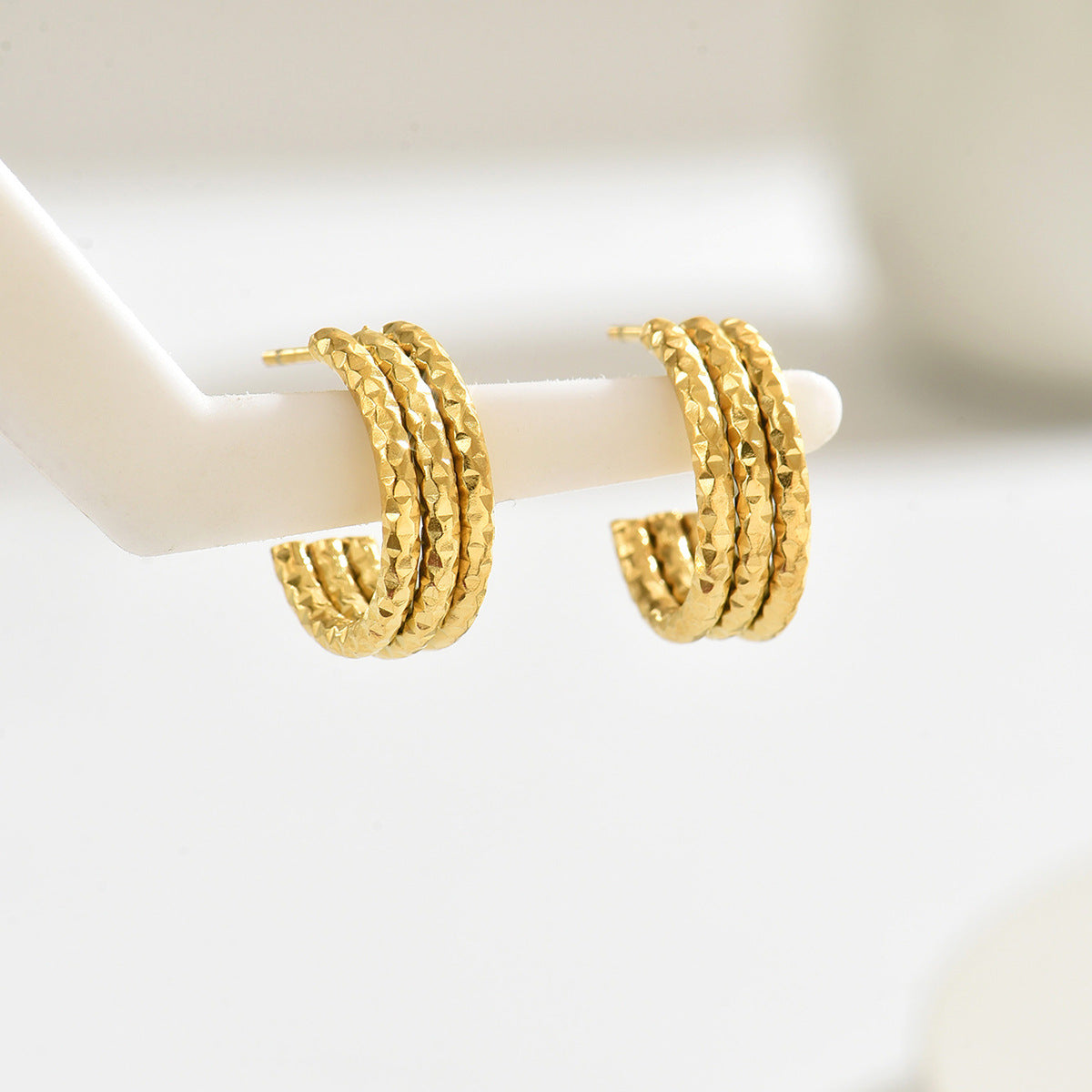 Pendientes de mujer plisados y escalonados en forma de U geométrica de cobre con acabado chapado para oficina a la moda