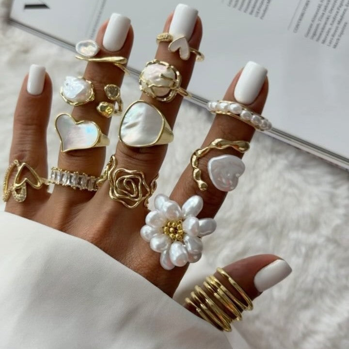Elegante Anello in Acciaio al Titanio a Forma di Cuore con Finitura Placcata per Donna, Anello di Moda in Acciaio Inossidabile con un Fascino Lussuoso e Minimalista