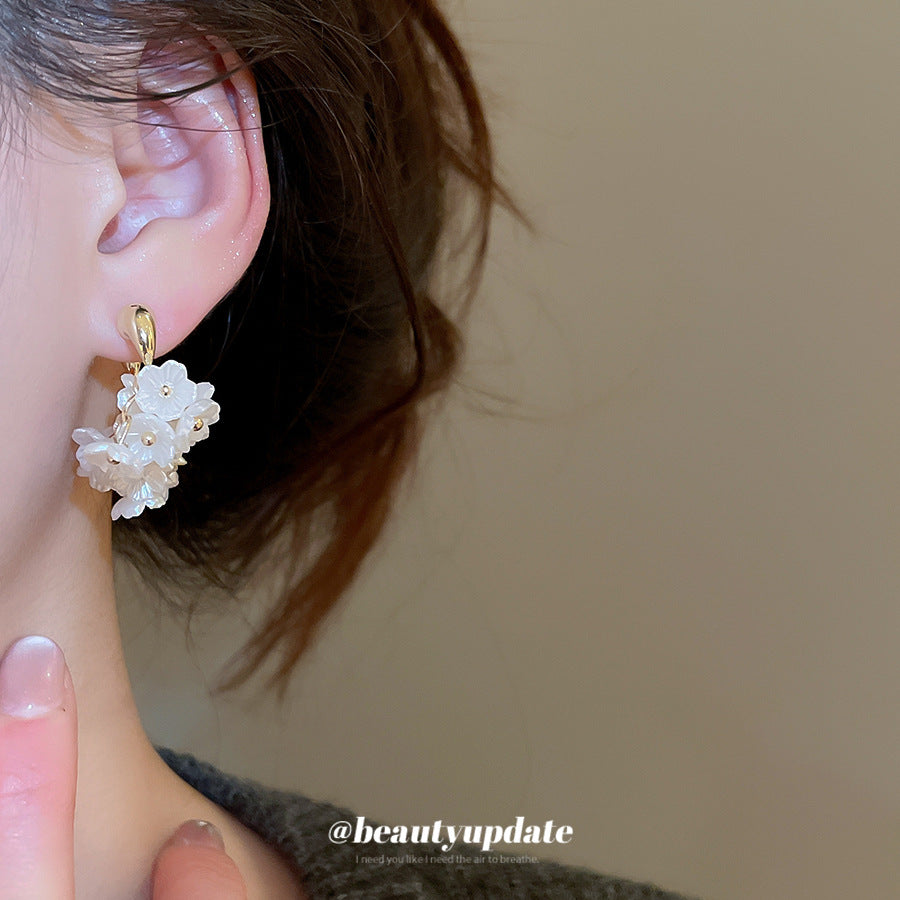 Orecchini a Perno Eleganti con Perle Floreali e Perni in Acciaio Placcato Oro da Donna