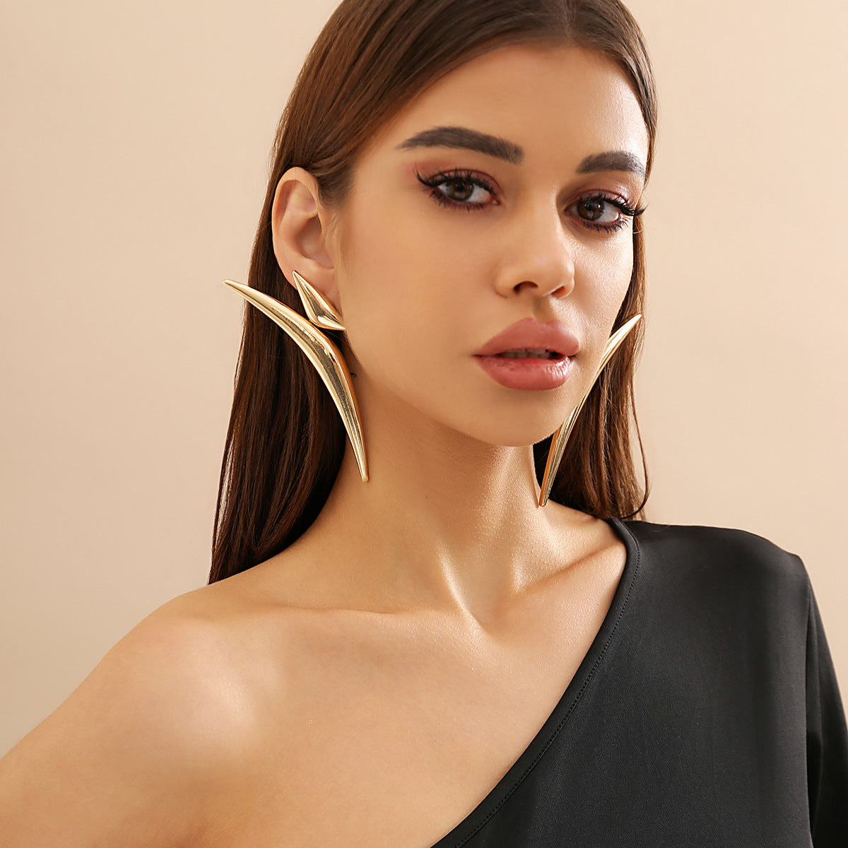 Aretes geométricos triangulares exagerados de tubo doblado para mujer, aretes de tuerca minimalistas de aleación electrochapada.