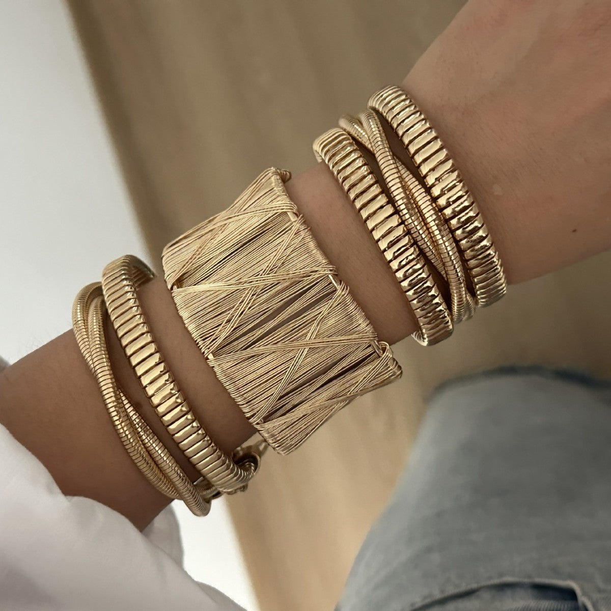 Bracciale rigido geometrico placcato spazzolato minimalista in lega per uomo e donna