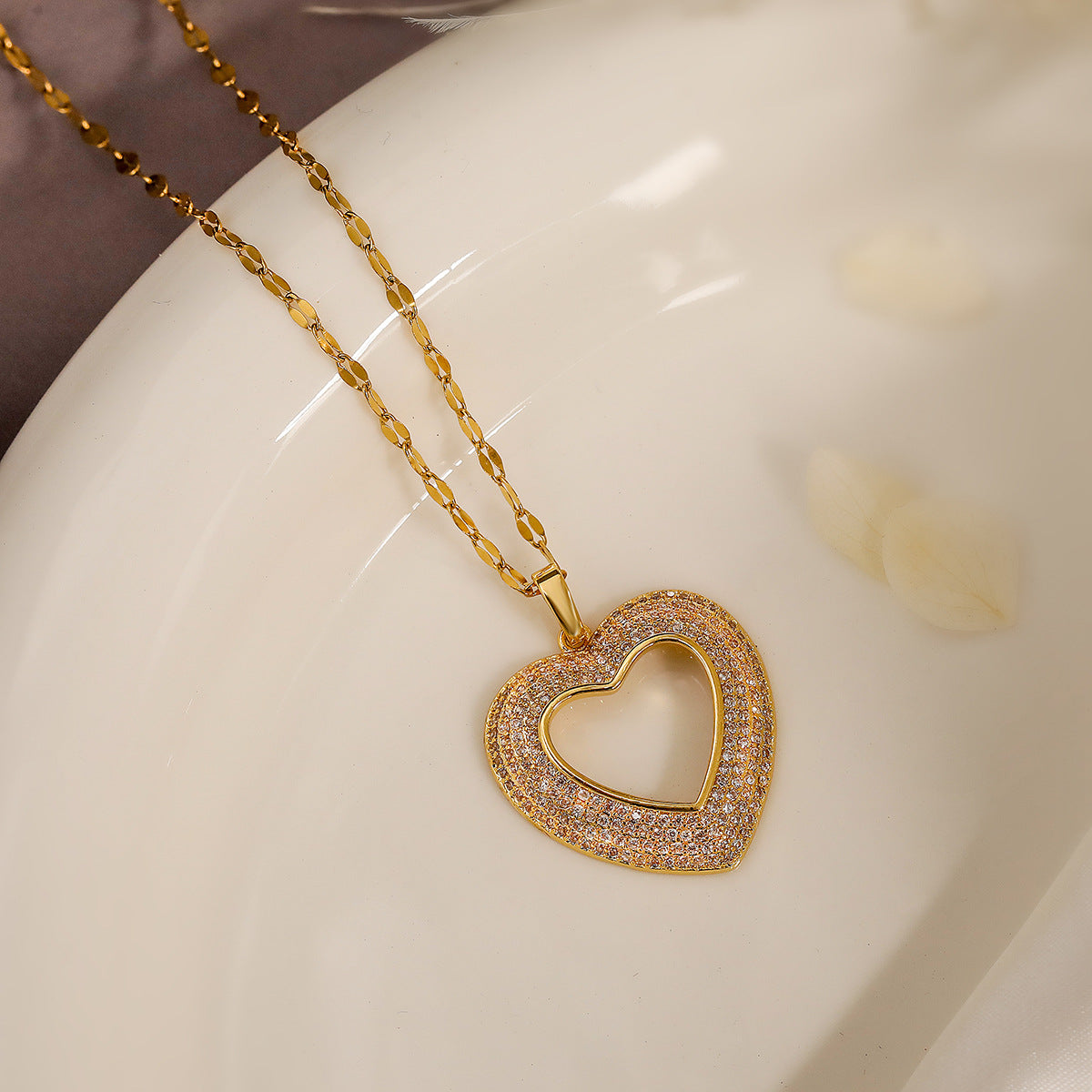 Collana girocollo minimalista da donna con ciondolo a forma di cuore in zirconia e catenina in rame placcato oro 18 carati