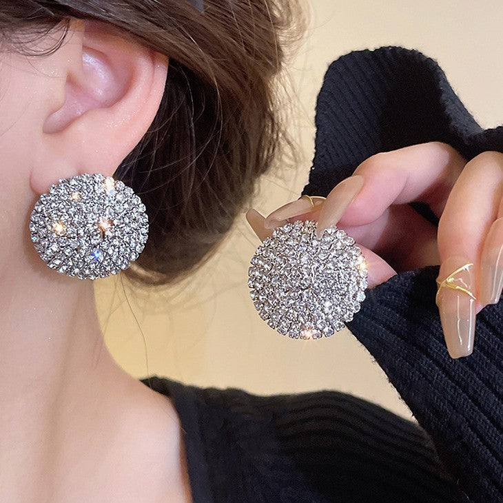 Orecchini a perno di lusso con lega geometrica irregolare e intarsio di strass, placcati argento, alla moda e versatili da donna