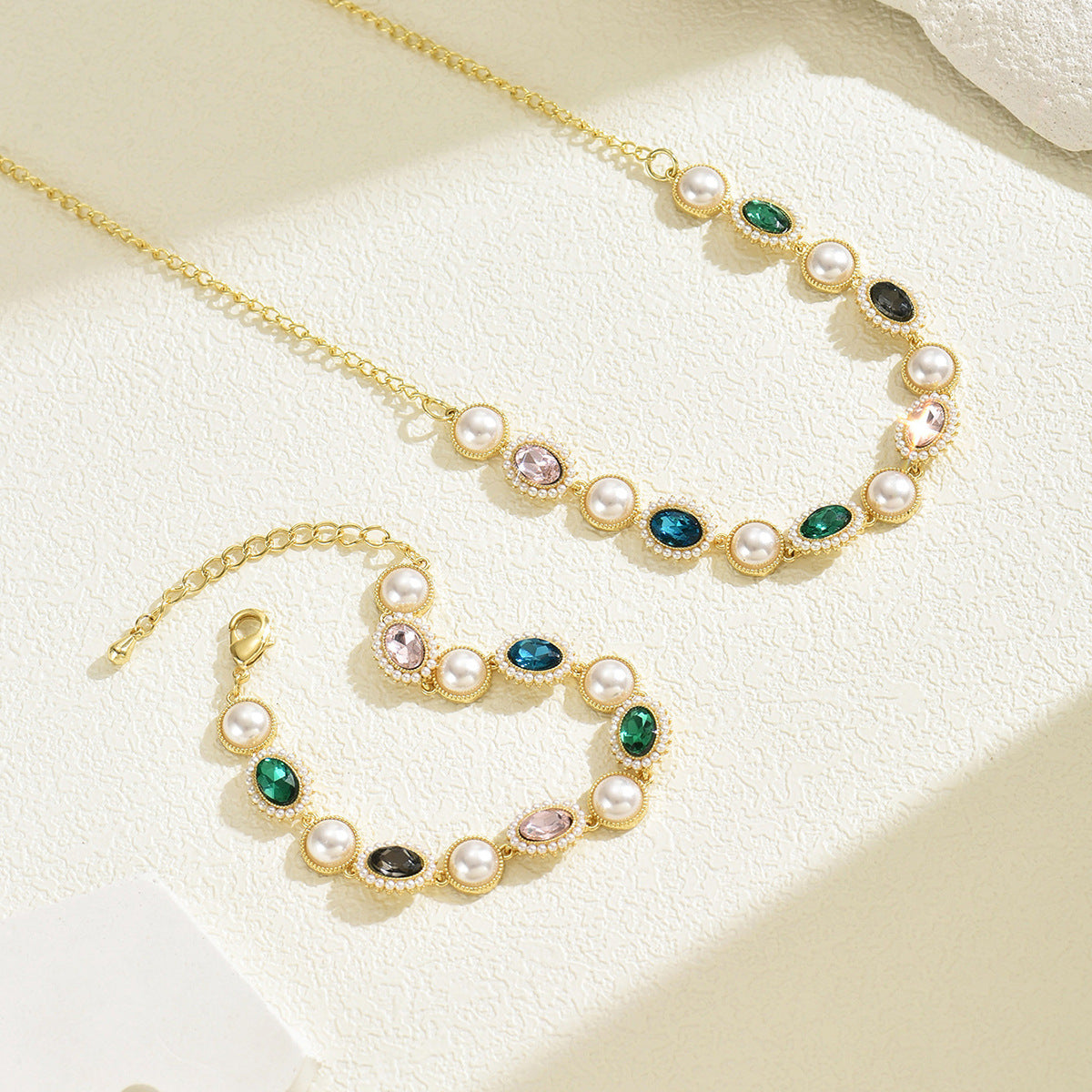 Juego de collar y pulsera de perlas geométricas para mujer, colgante de cobre con incrustaciones de diamantes de imitación, cadena chapada en oro de 18 quilates