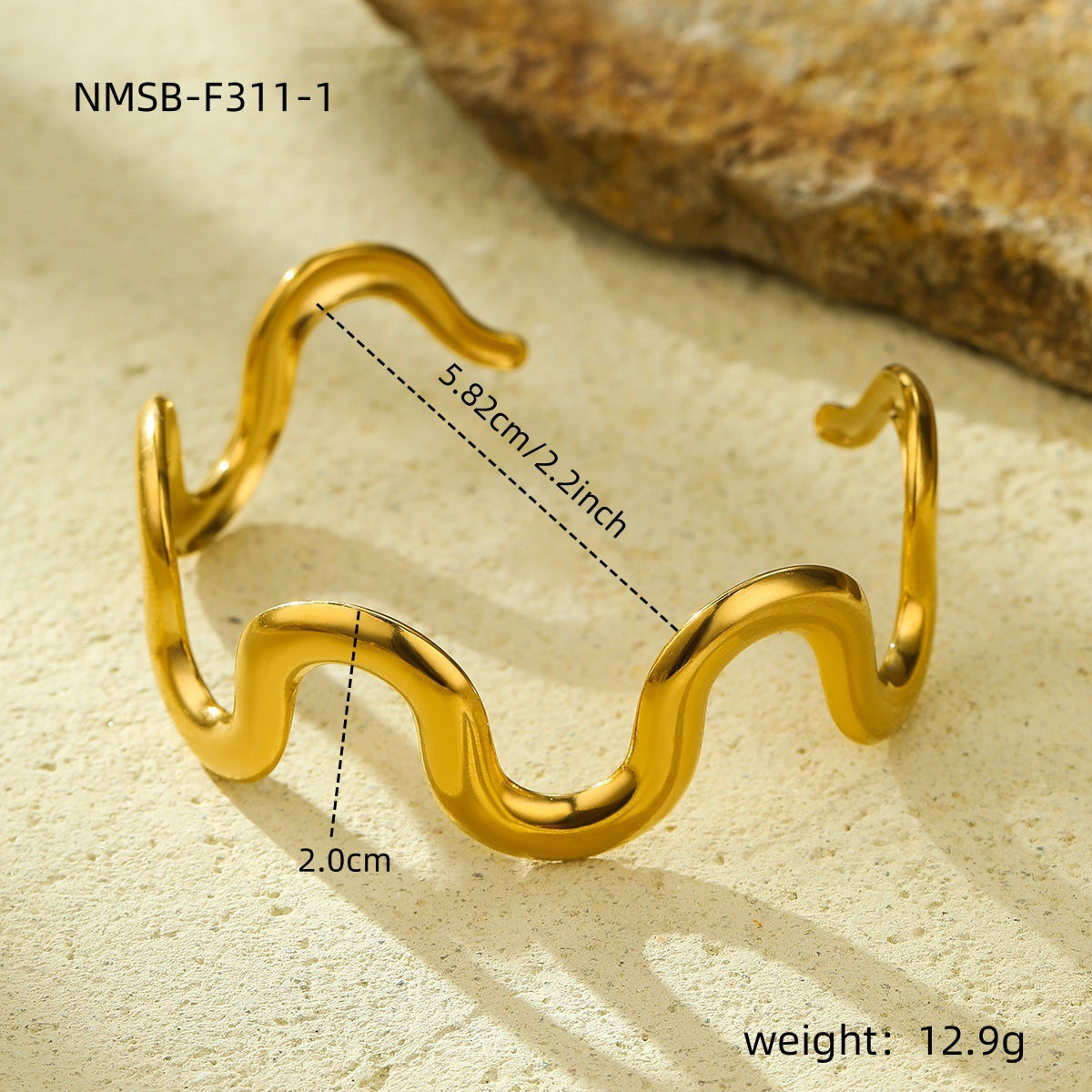 Pulsera de acero titanio de estilo vintage con acabado pulido y patrón circular texturizado para mujer