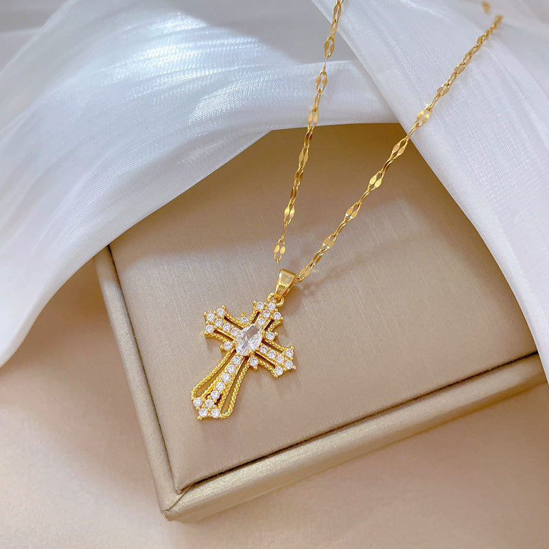 Collana Girocollo di Lusso con Pendente a Croce Geometrica in Acciaio al Titanio e Strass