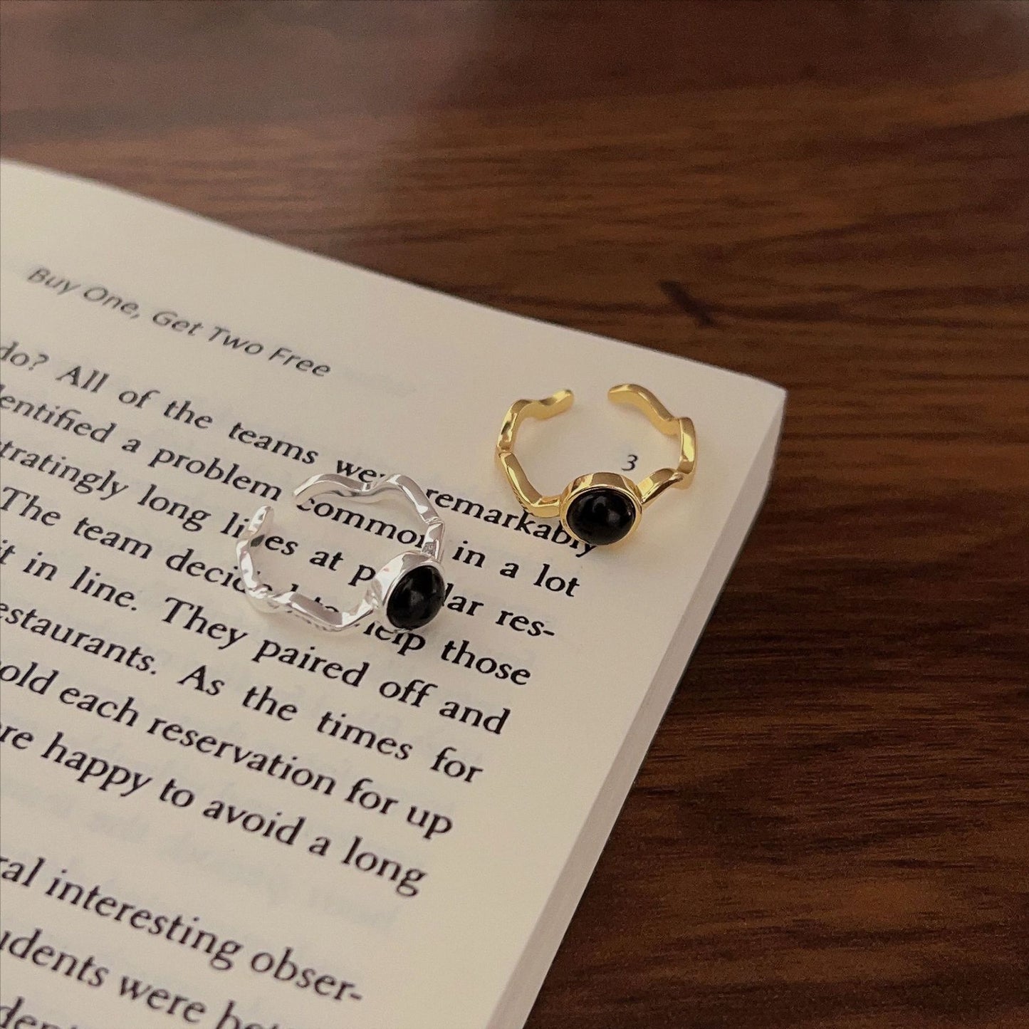 Anillo minimalista con forma de corazón de plata de ley 925 con incrustaciones de ónix negro y facetas geométricas biseladas