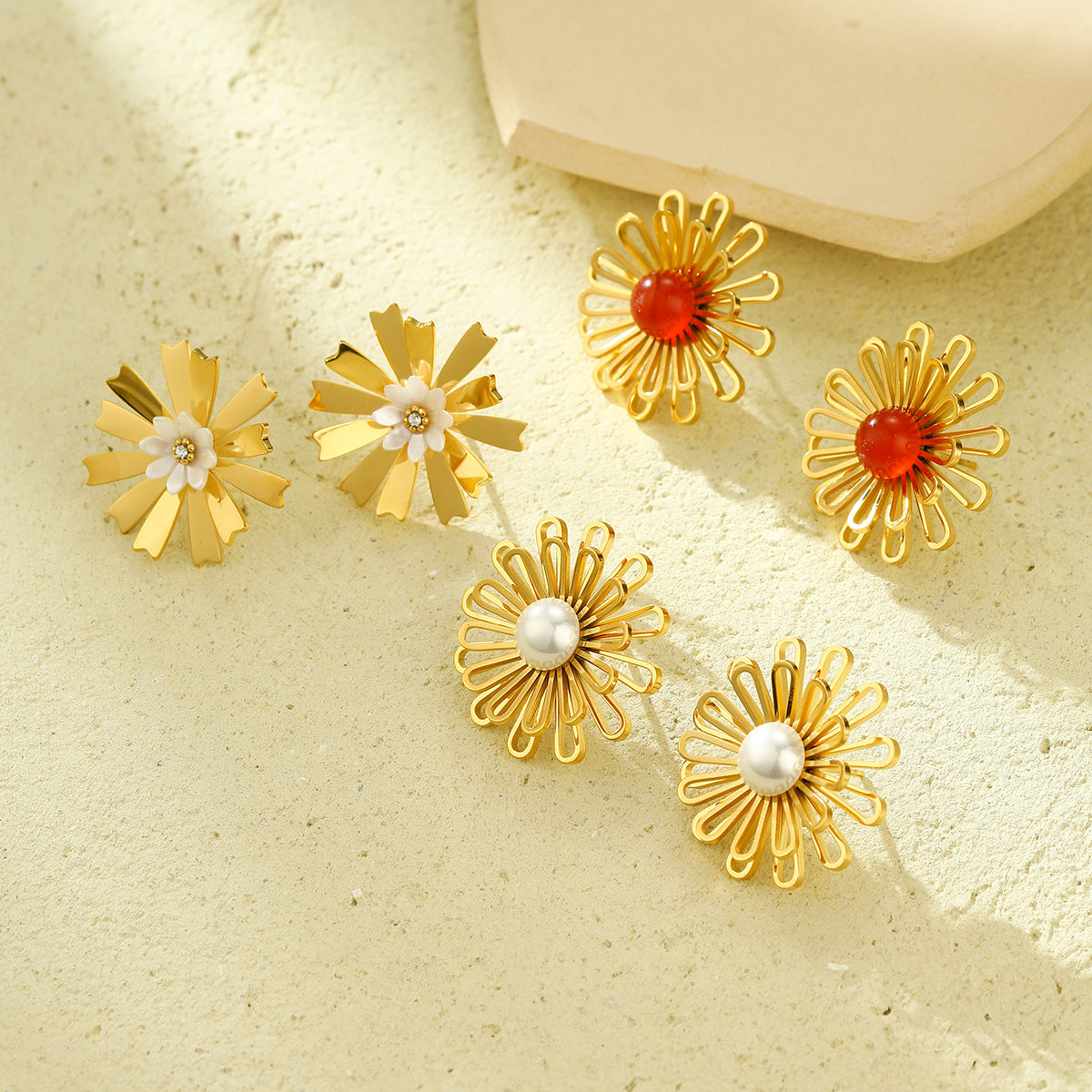 Pendientes minimalistas de acero inoxidable huecos con encaje floral de estilo francés y acabado chapado para mujer